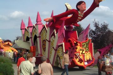 Flower parade with Harry Potter Buurtschap Westhoek, corso Loenhout 2002 by Bart Goetschalckx, designer Bart Goetschalckx / via Wikimedia Commons, CC BY-SA 3.0.