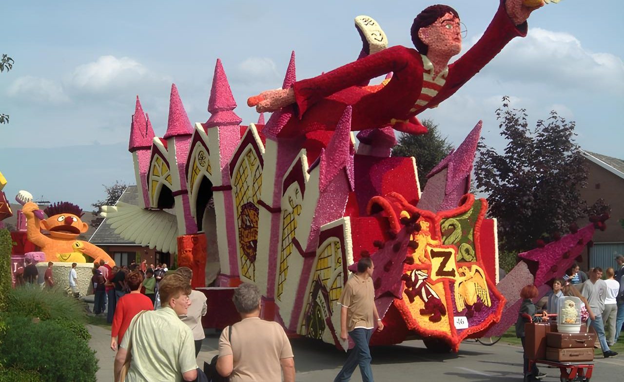 Bloemencorso met Harry Potter van buurtschap Westhoek, corso Loenhout 2002 door Bart Goetschalckx _ Ontwerper Bart Goetschalckx, via Wikimedia Commons, CC BY-SA 3.0. (1)